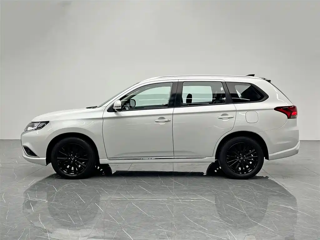 Outlander 2.0 L 2 WD Smooth Enjoyment 5-seat