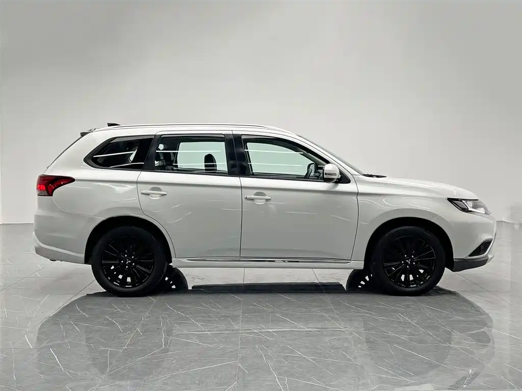Outlander 2.0 L 2 WD Smooth Enjoyment 5-seat