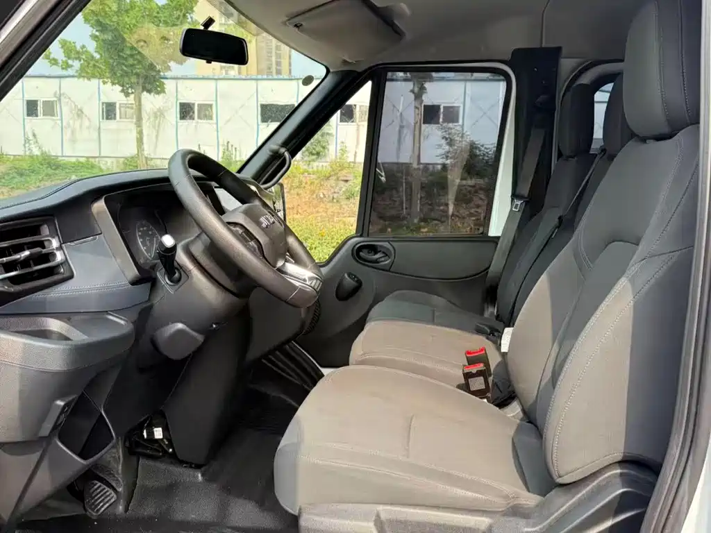 JMC Fushun 2.0 T Auto SWB Low Roof Commercial Multi-purpose Passenger 6-seat Dual Tailgate