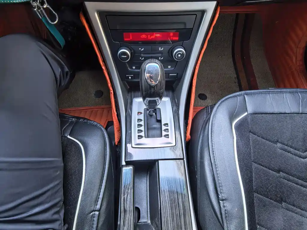 Roewe 550 荣威550 2013款 经典版 550 1.8 L 自动风尚型