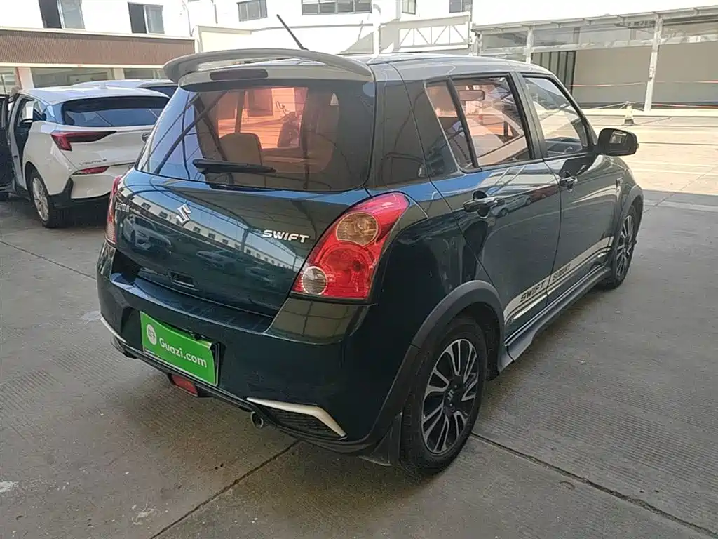 Swift 1.5 L Auto Fashion Cool Play