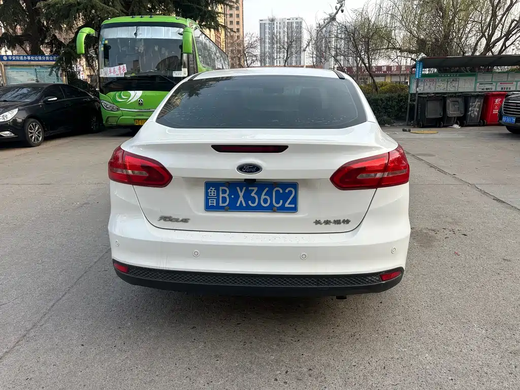 Focus Sedan 1.6 L Manual Style