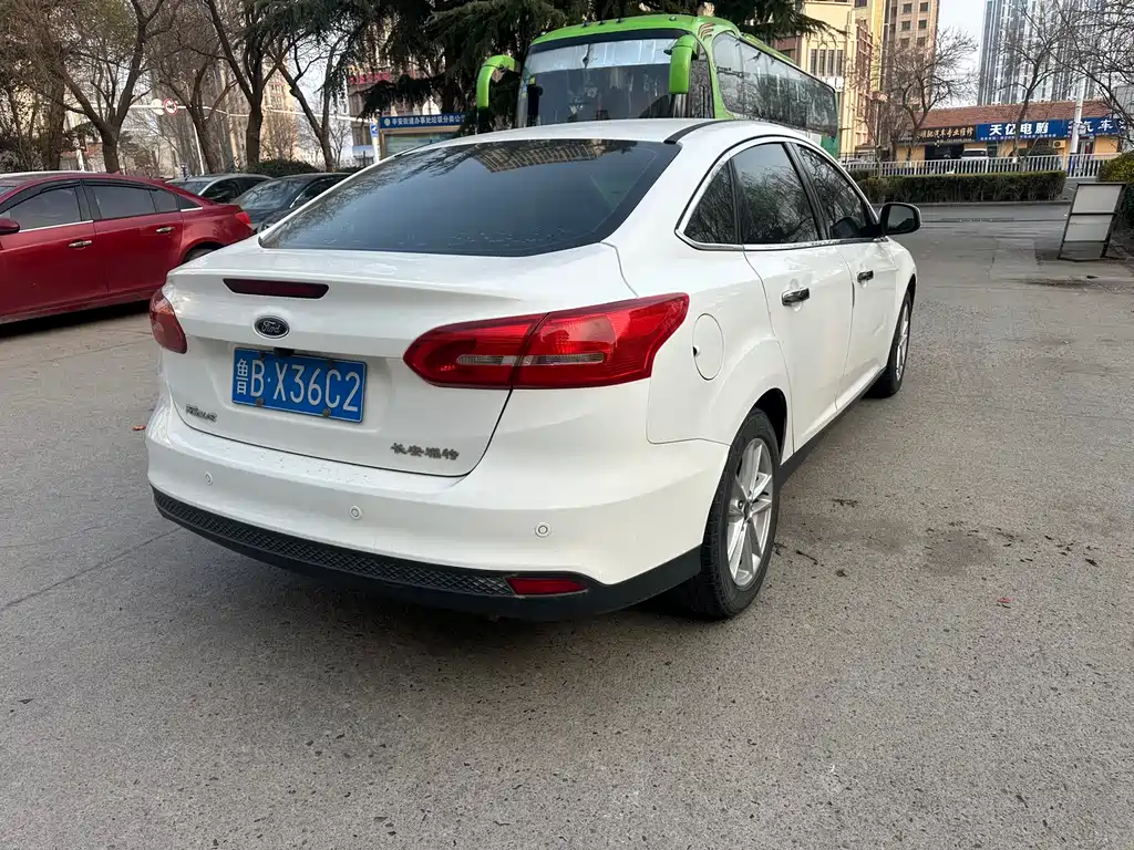 Focus Sedan 1.6 L Manual Style