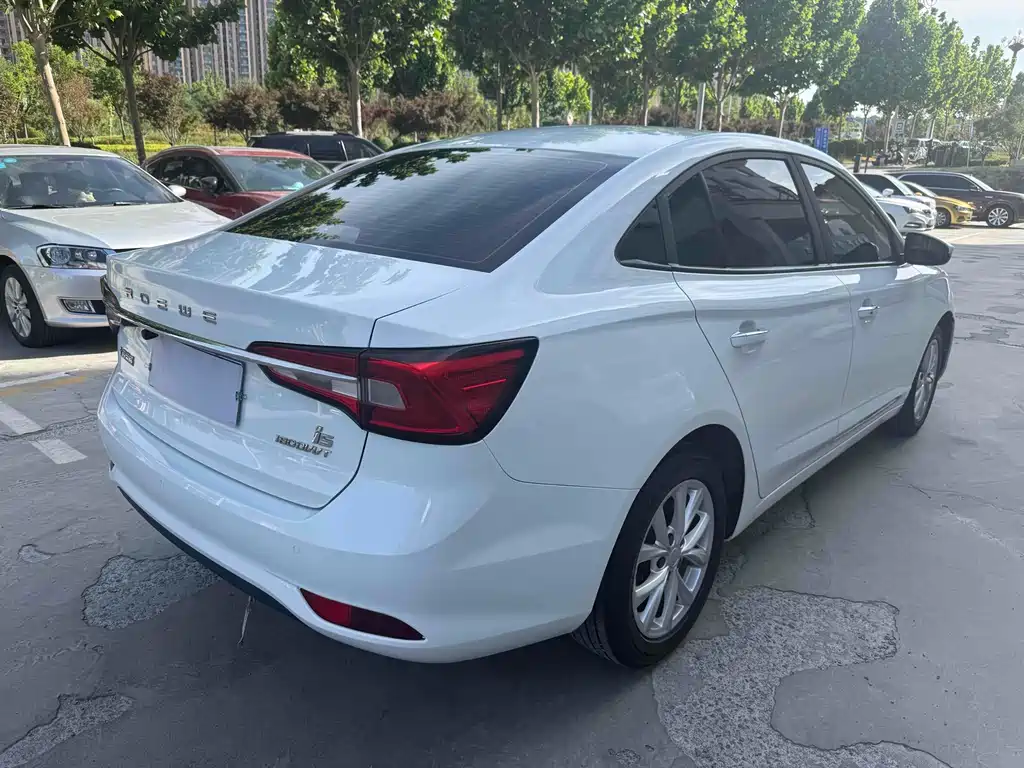 Roewe i5 1.5 L Manual 4 G Connected Leading Luxury
