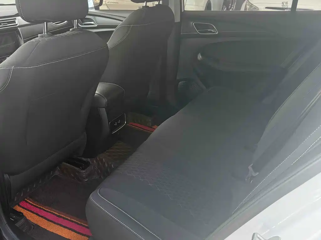 Roewe i5 1.5 L Manual 4 G Connected Leading Luxury