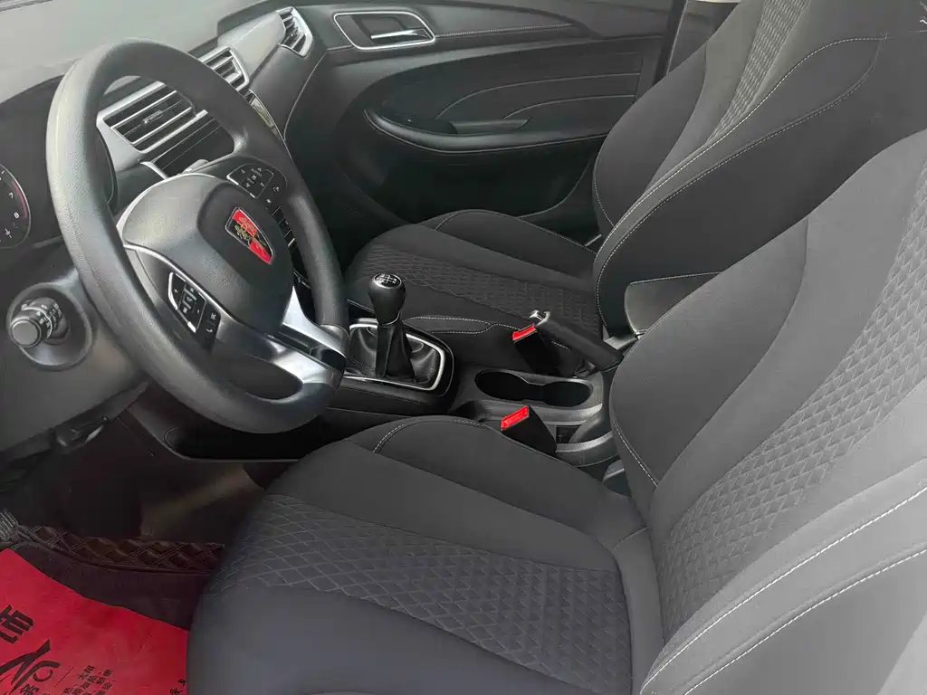 Roewe i5 1.5 L Manual 4 G Connected Leading Luxury