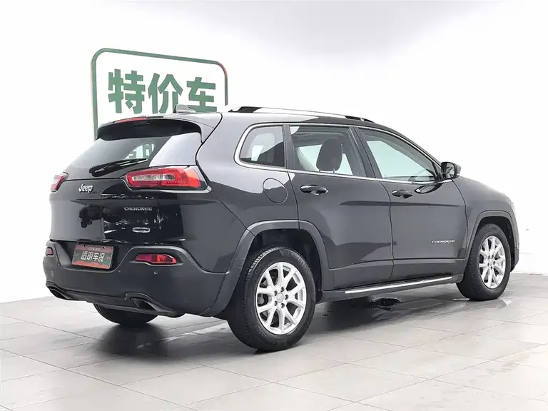 Jeep Cherokee 2.4 L Leading
