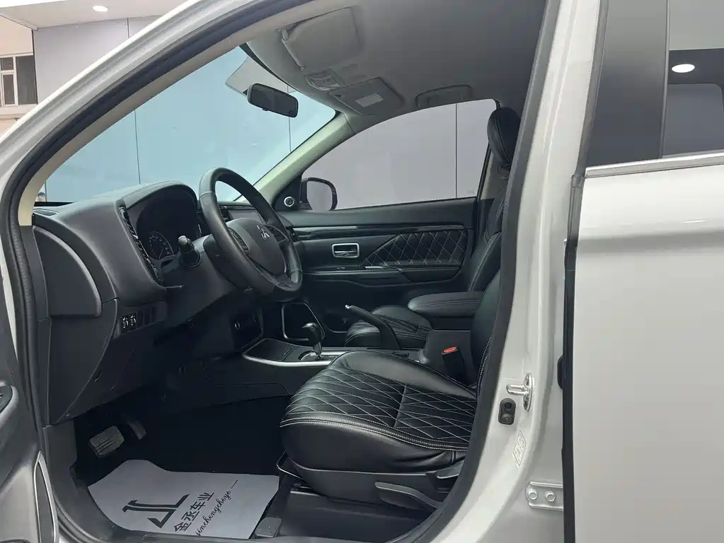 Outlander 2.0 L 2 WD Smooth Enjoyment 5-seat
