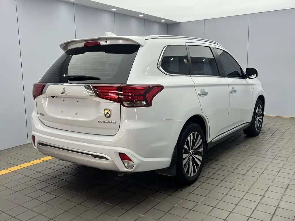 Outlander 2.0 L 2 WD Smooth Enjoyment 5-seat