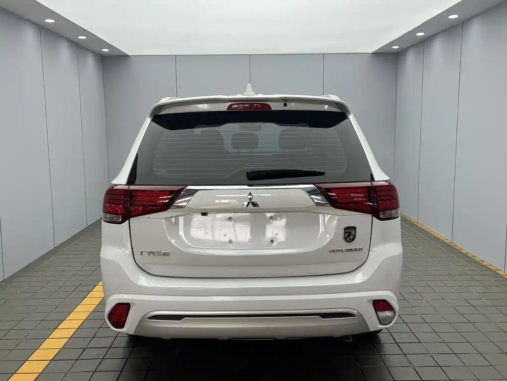 Outlander 2.0 L 2 WD Smooth Enjoyment 5-seat
