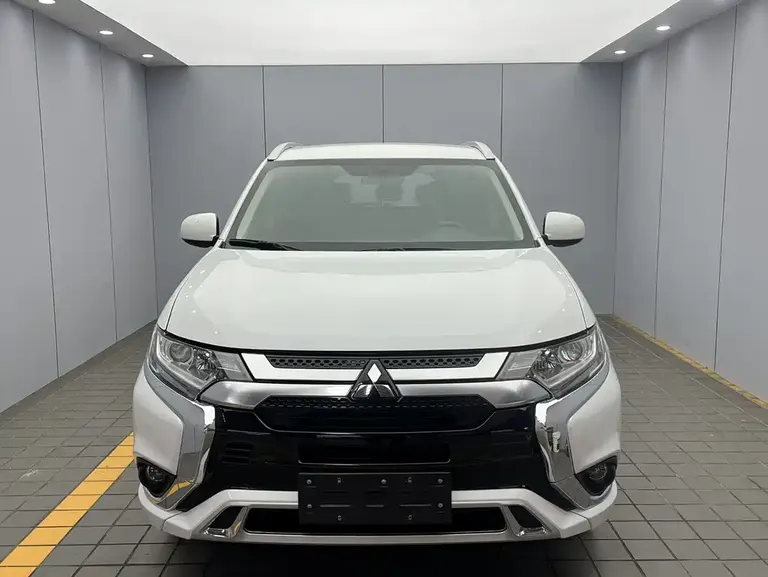 Mitsubishi Outlander 2.0 L 2 WD Smooth Enjoyment 5-seat