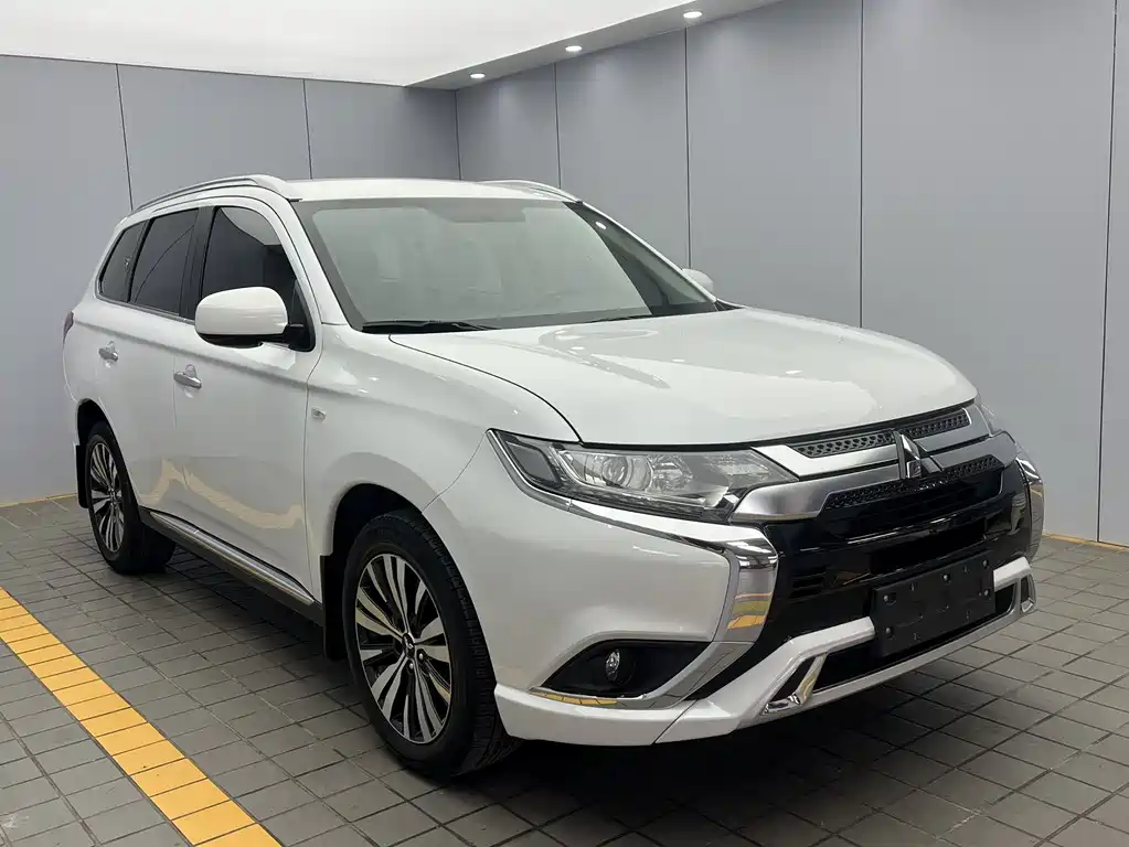 Outlander 2.0 L 2 WD Smooth Enjoyment 5-seat
