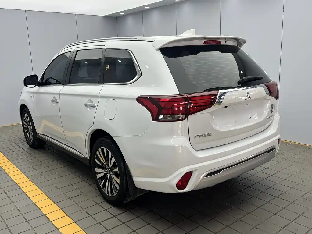 Outlander 2.0 L 2 WD Smooth Enjoyment 5-seat