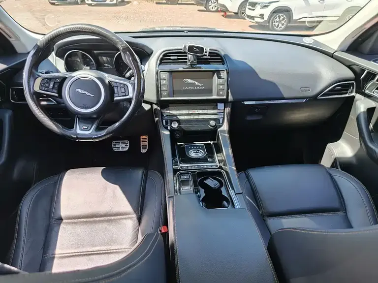 Jaguar F-PACE 2.0 T 4 WD Urban Premium