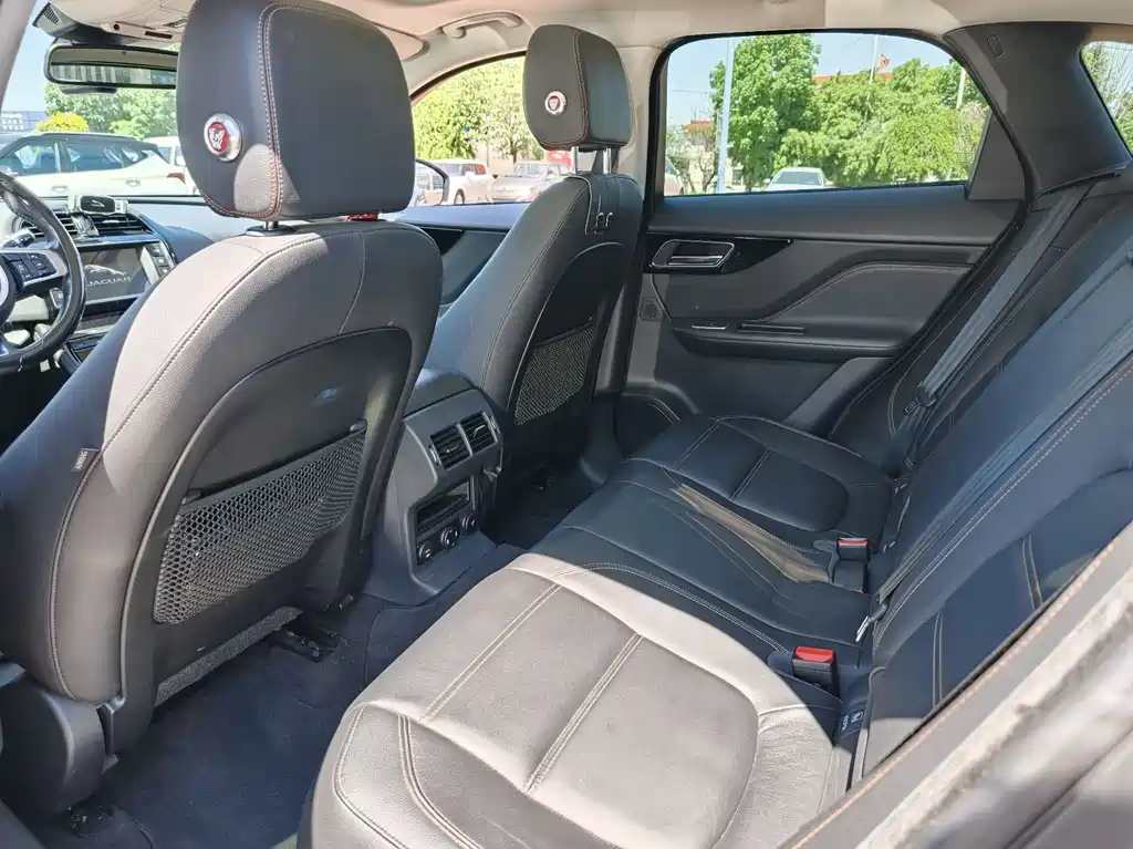 Jaguar F-PACE 2.0 T 4 WD Urban Premium