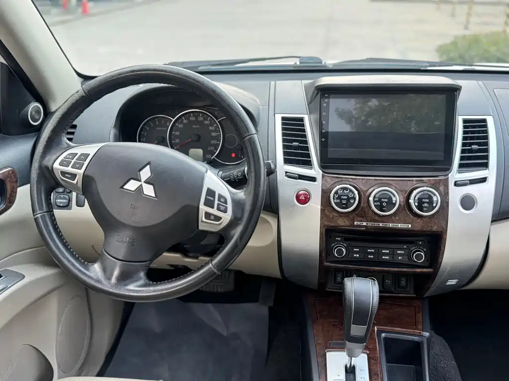 Pajero Sport 3.0 L Auto 2 WD Luxury