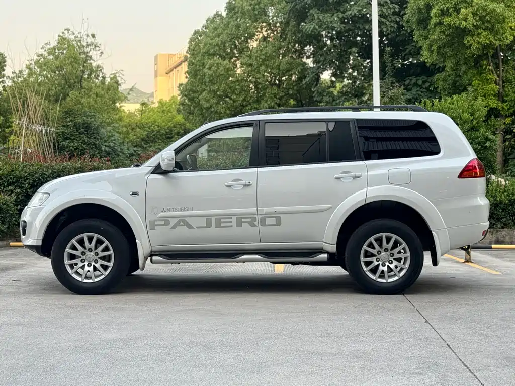 Pajero Sport 3.0 L Auto 2 WD Luxury