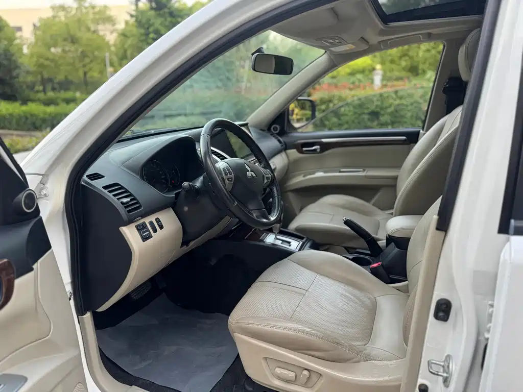 Pajero Sport 3.0 L Auto 2 WD Luxury