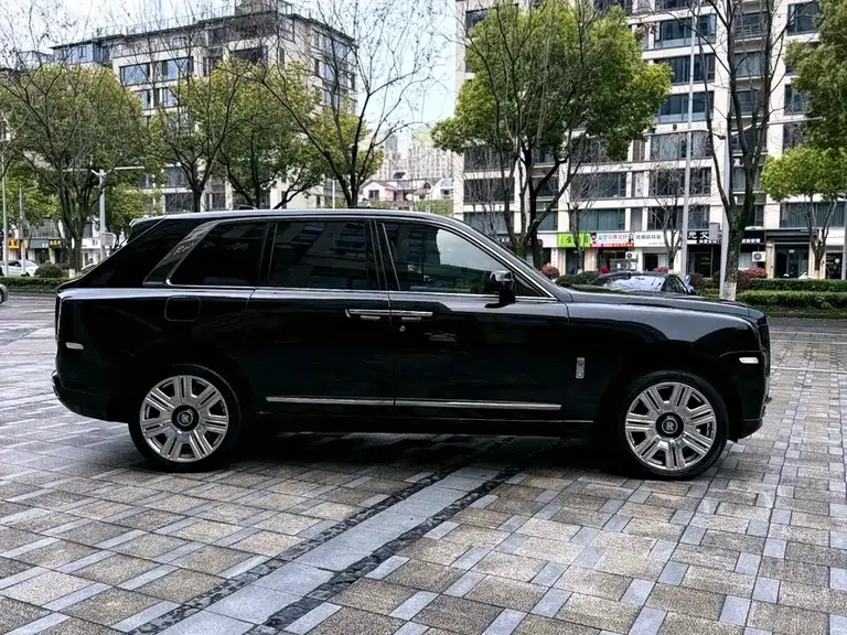 Rolls-Royce Cullinan 4-seat