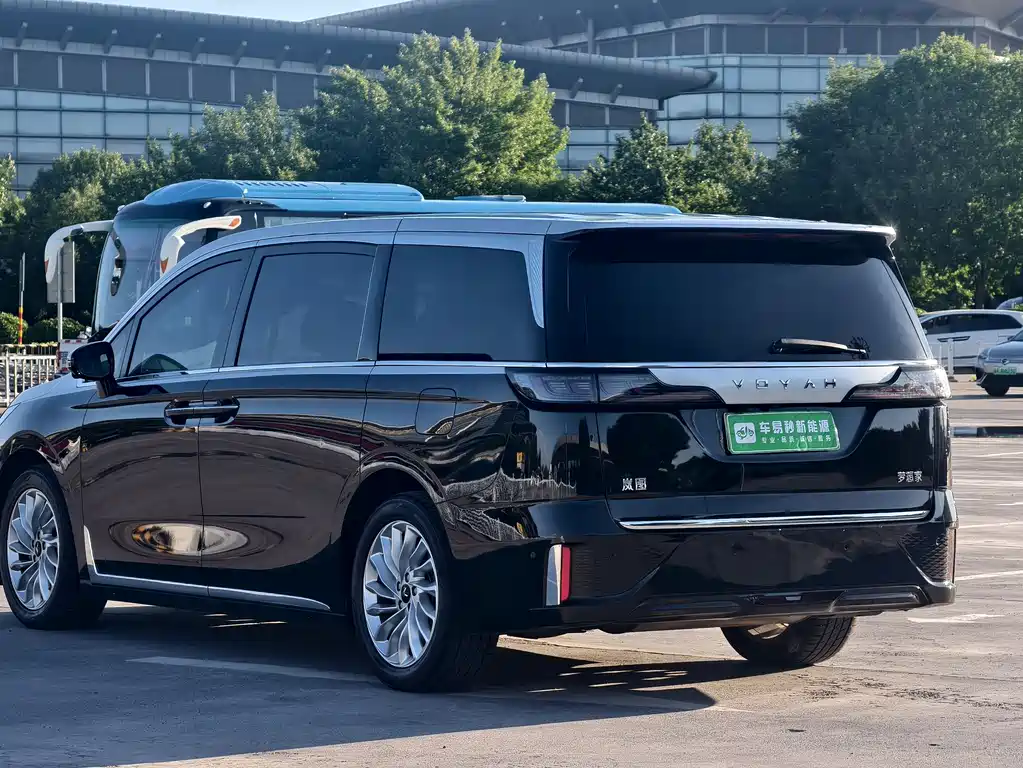 Voyah Dreamer Low Carbon Dream + Smart Drive Package