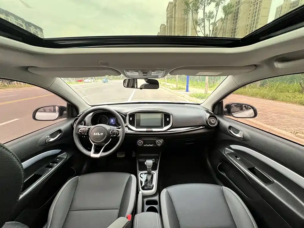 Stonic 1.4 L CVT Fun Enjoyment Sunroof