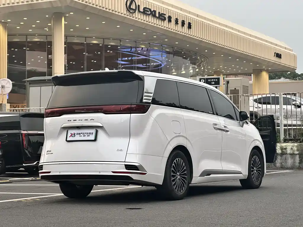 Denza D9 DM-i 970 4 WD Honored