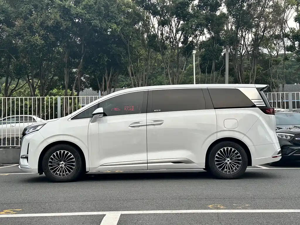 Denza D9 DM-i 970 4 WD Honored