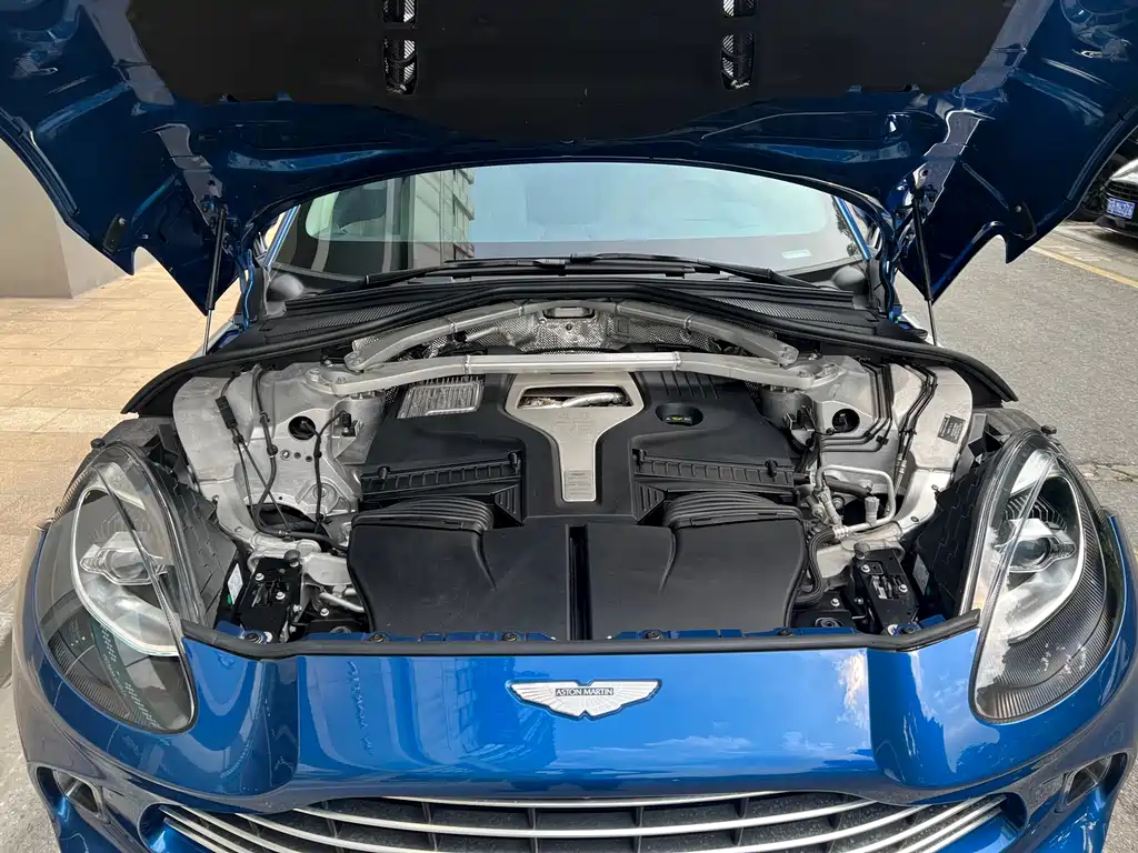 Aston Martin DBX 4.0 T V8