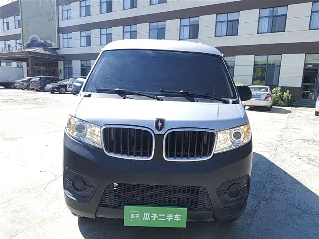 Xiaohaishi X30 1.5 L Super Enjoyment Cargo Van 2 5-seat AC SWC15 M
