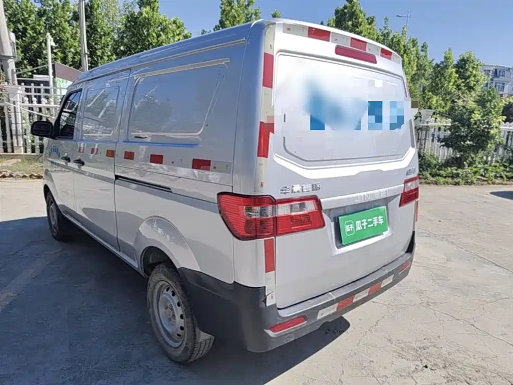 Xiaohaishi X30 1.5 L Super Enjoyment Cargo Van 2 5-seat AC SWC15 M