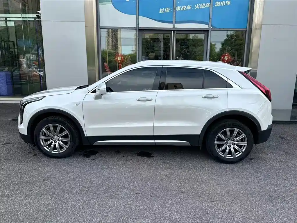 Cadillac XT4 28 T 2 WD Leading
