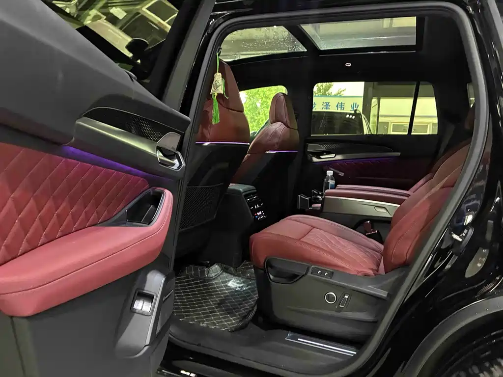 Audi Q6 奥迪Q6 2025款 50 TFSI quattro 黑武士版 飞骑套装 6座