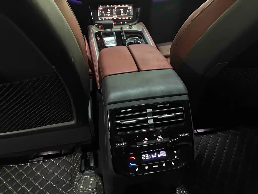 Audi Q6 奥迪Q6 2025款 50 TFSI quattro 黑武士版 飞骑套装 6座