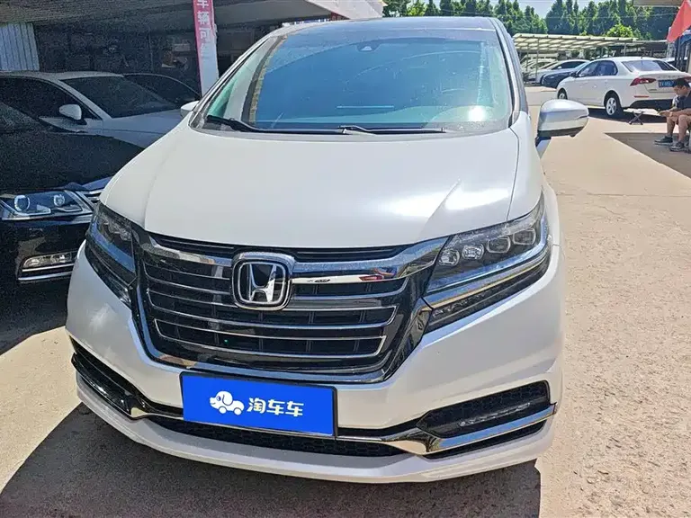 Honda Elysion 2.0 L Hybrid Luxury