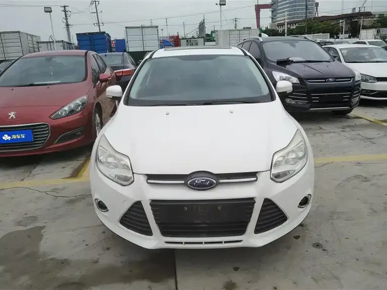 Ford Focus Sedan 1.6 L Manual Style