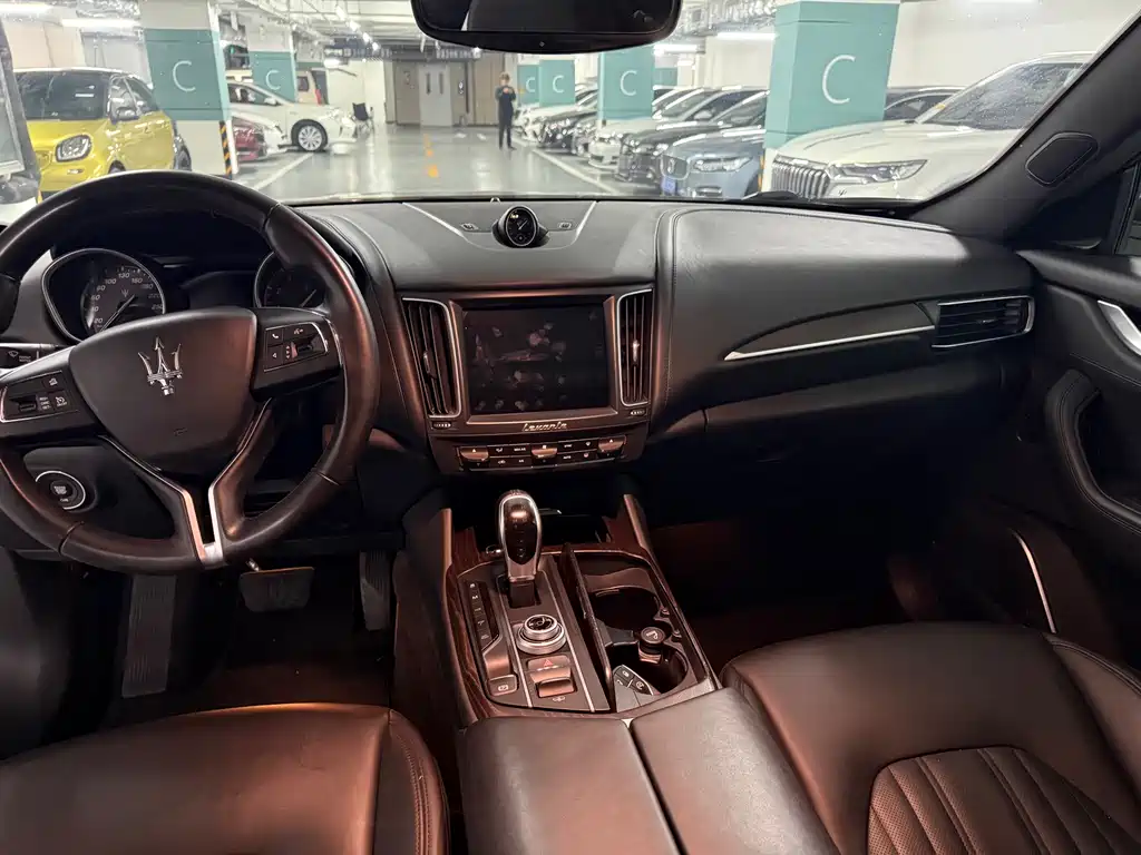 Levante 3.0 T Standard