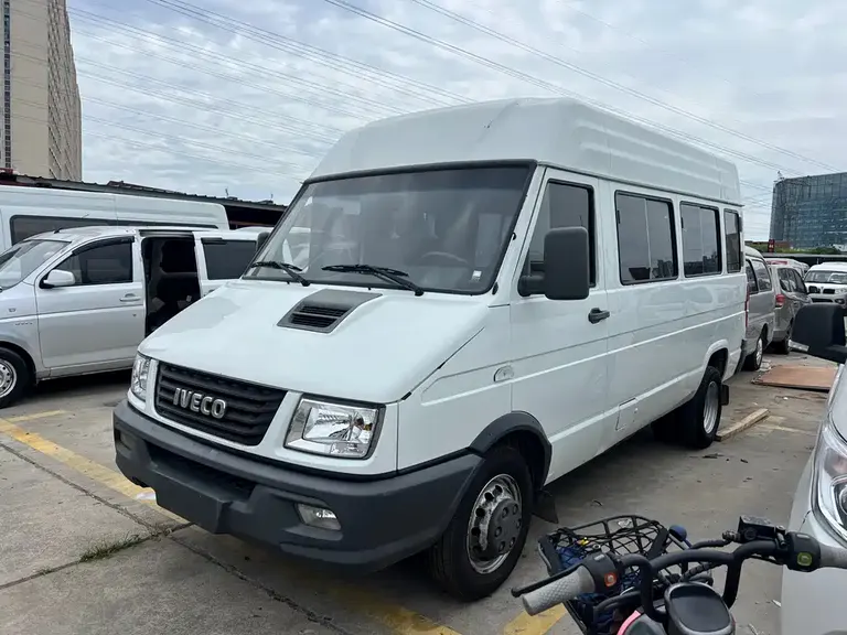 Iveco Deyi 依维柯得意 2022款 2.5 T A37 M1客车 5-9座长轴中顶双胎侧拉门
