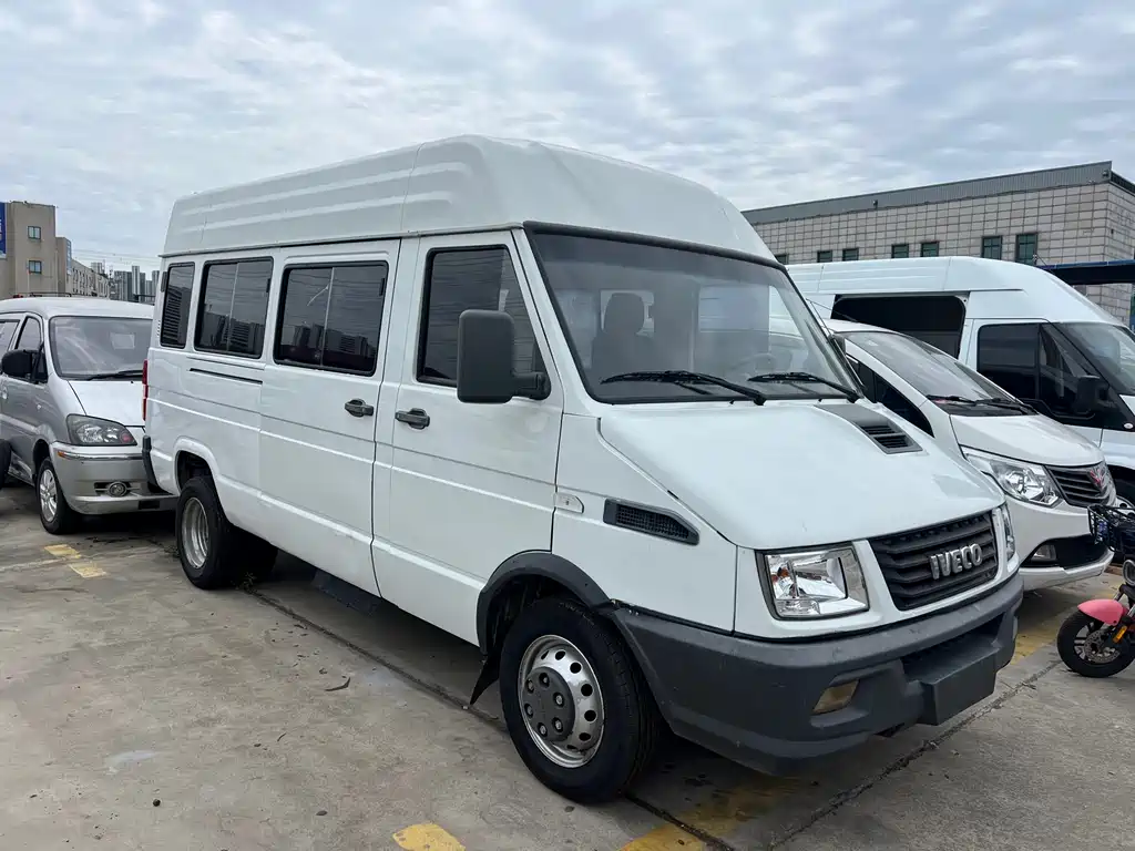 Iveco Deyi 依维柯得意 2022款 2.5 T A37 M1客车 5-9座长轴中顶双胎侧拉门
