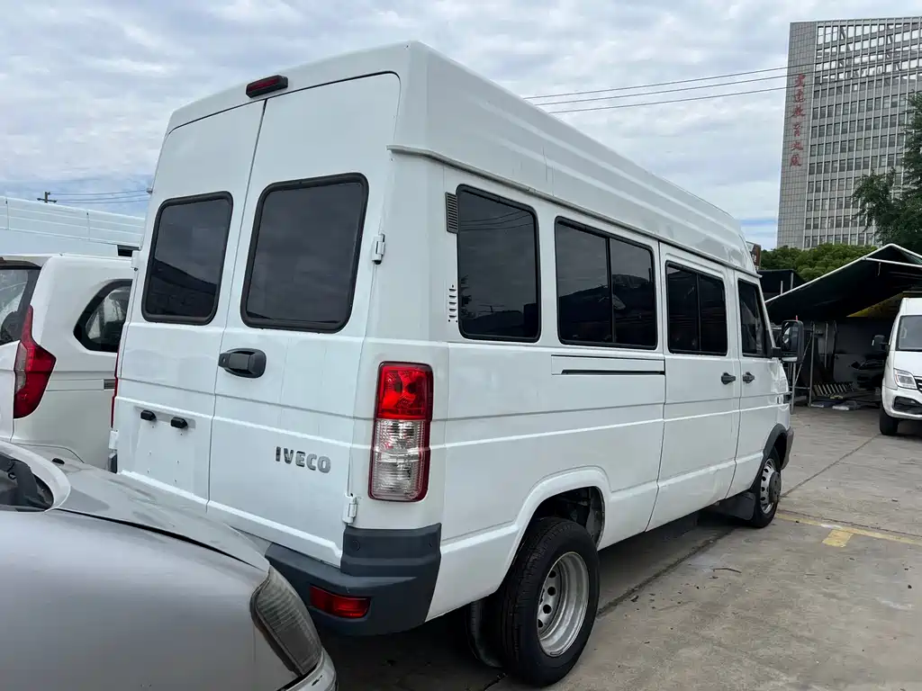 Iveco Deyi 依维柯得意 2022款 2.5 T A37 M1客车 5-9座长轴中顶双胎侧拉门