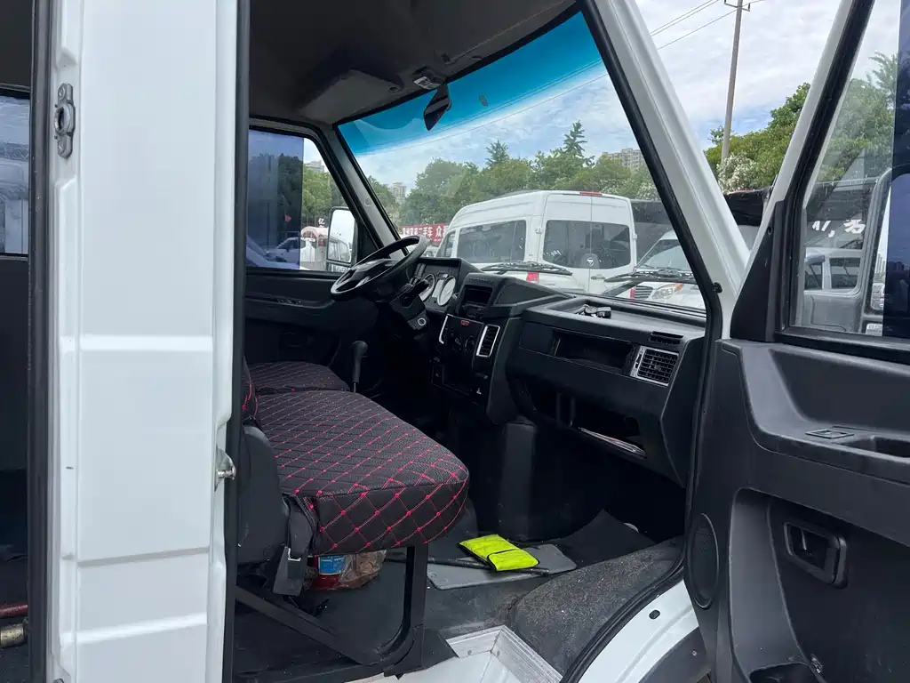 Iveco Deyi 依维柯得意 2022款 2.5 T A37 M1客车 5-9座长轴中顶双胎侧拉门