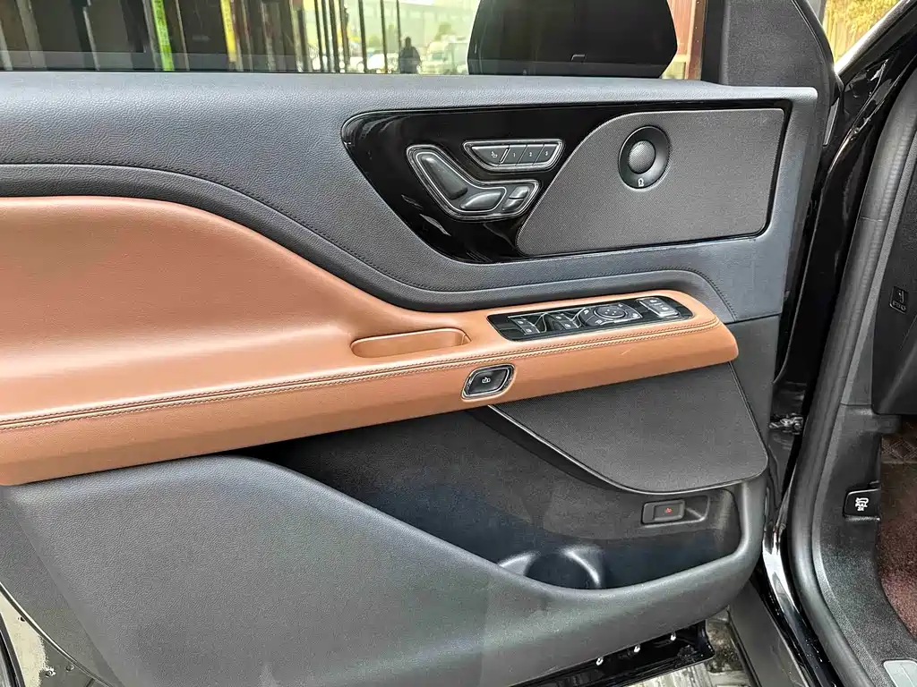Aviator 3.0 T V6 4 WD Graceful