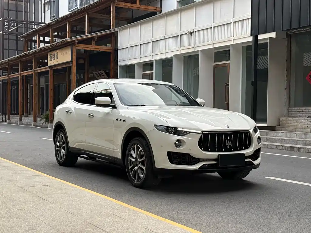 Levante 3.0 T Standard CN-V