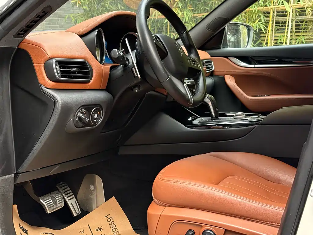 Levante 3.0 T Standard CN-V