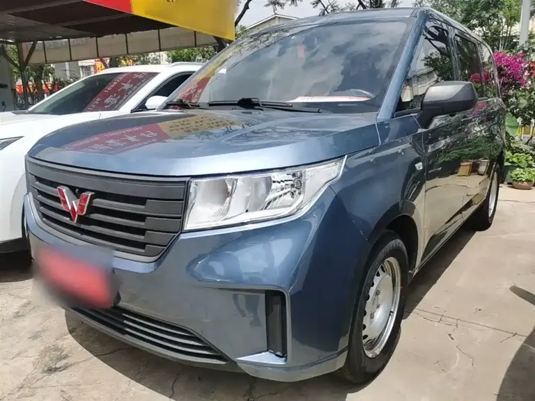 Wuling Hongguang PLUS 1.5 L Manual Standard 5-seat