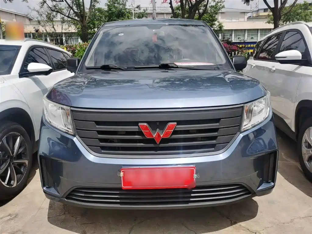 Wuling Hongguang PLUS 1.5 L Manual Standard 5-seat