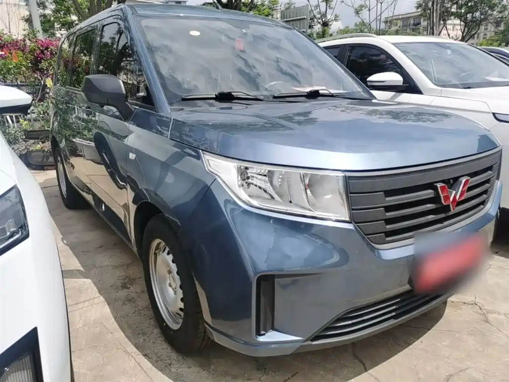 Wuling Hongguang PLUS 1.5 L Manual Standard 5-seat