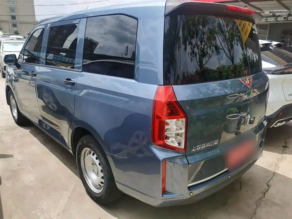Wuling Hongguang PLUS 1.5 L Manual Standard 5-seat