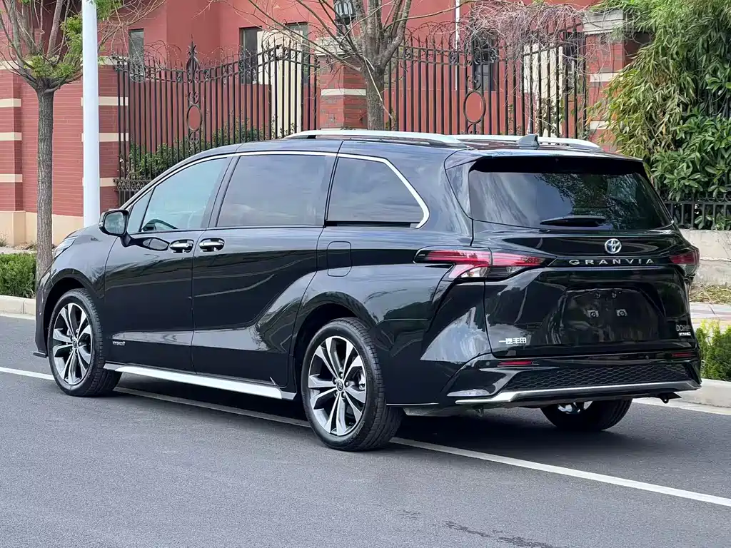 Granvia 2.5 L Hybrid Distinguished PLUS