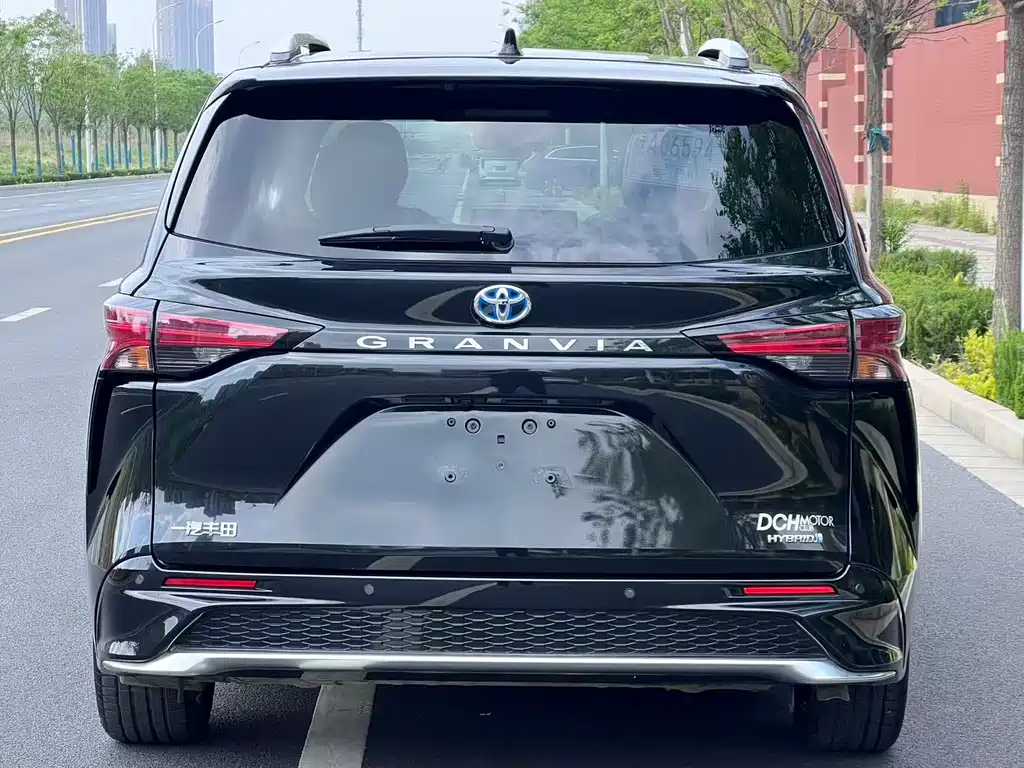 Granvia 2.5 L Hybrid Distinguished PLUS