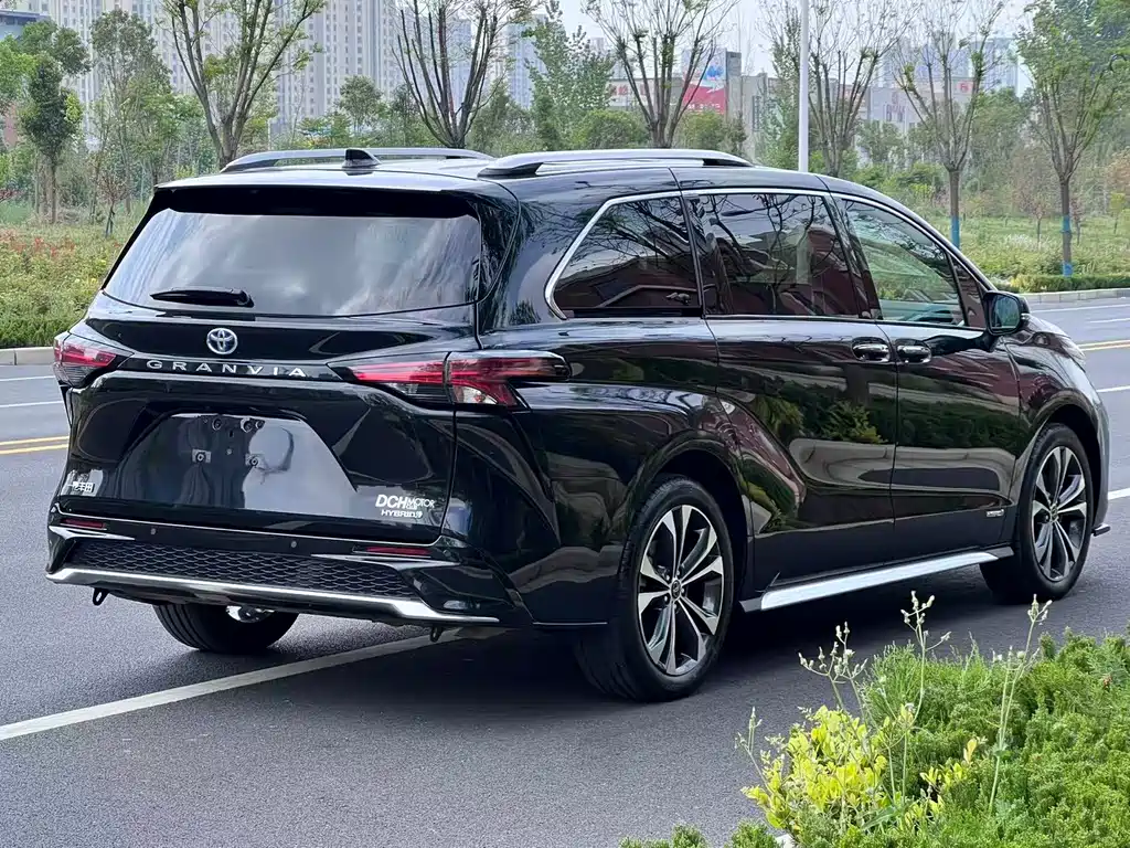 Granvia 2.5 L Hybrid Distinguished PLUS